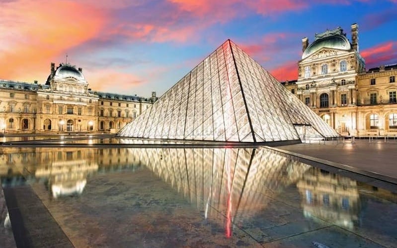 Pyramide du Louvre - Que faire à Paris.jpg